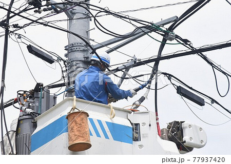 電気工事作業現場光景 電気工事作業現場光景 77937420