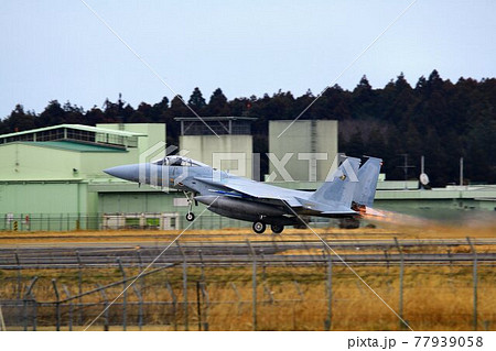 アフターバナー全開で首都防空の要『百里基地』を離陸するF-15J 77939058