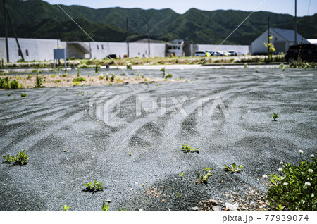整地された土地にタイヤの跡 77939074