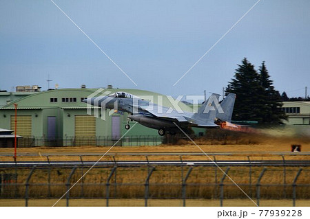 アフターバナー全開で首都防空の要『百里基地』を離陸するF-15J 77939228