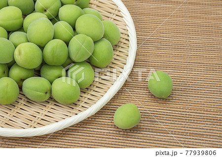 丸盆笊に盛られた青い梅 丸盆笊に盛られた青い梅 77939806