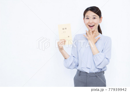 笑顔でびっくりしている30代のビジネスウーマン 笑顔でびっくりしている30代のビジネスウーマン 77939942