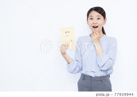 笑顔でびっくりしている30代のビジネスウーマン 笑顔でびっくりしている30代のビジネスウーマン 77939944