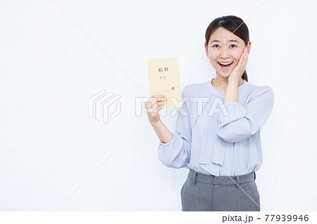 笑顔でびっくりしている30代のビジネスウーマン 笑顔でびっくりしている30代のビジネスウーマン 77939946