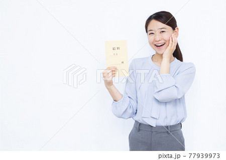 笑顔でびっくりしている30代のビジネスウーマン 笑顔でびっくりしている30代のビジネスウーマン 77939973