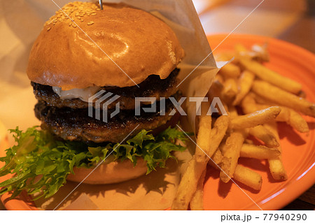 【テーブルフォト】ハンバーガーとポテト【プレート】 【テーブルフォト】ハンバーガーとポテト【プレート】 77940290