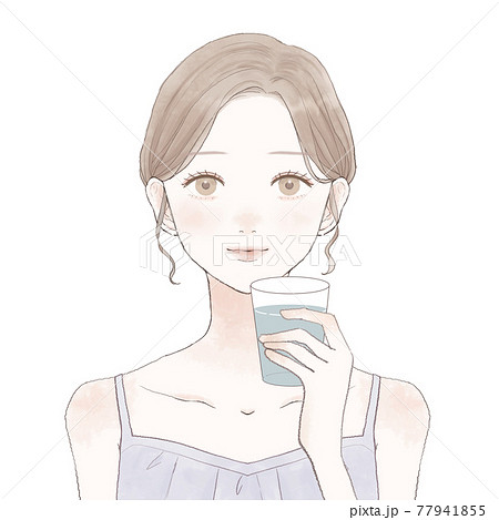 水を飲む女性 水を飲む女性 77941855