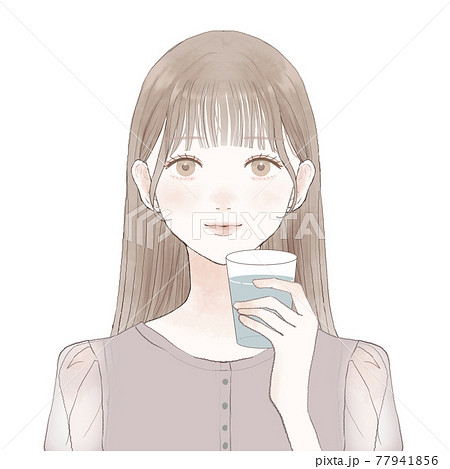 水を飲む女性 77941856