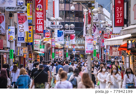 日本の東京都市景観 9都道府県にあす宣言拡大。コロナ禍前と変わらない脅威の人出＝5月15日、渋谷 77942199