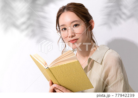 読書をする若い女性のポートレート 77942239