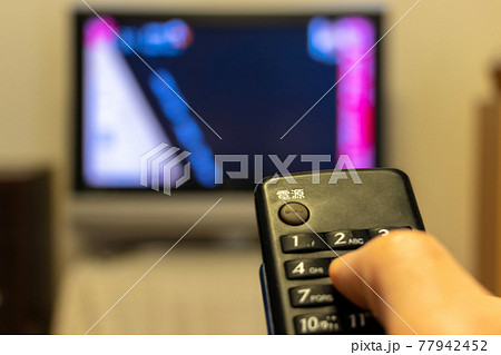 テレビのリモコンを操作する テレビのリモコンを操作する 77942452