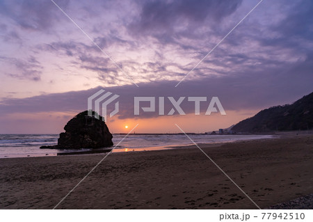 島根県出雲市　稲佐の浜の夕陽 77942510