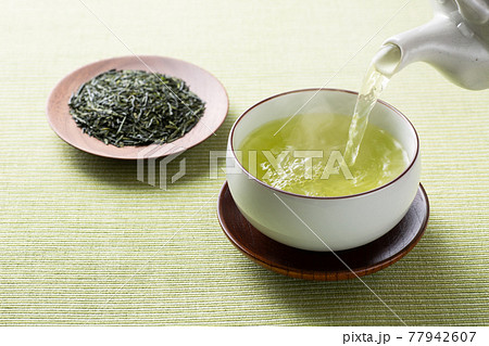 お茶を注ぐ 77942607
