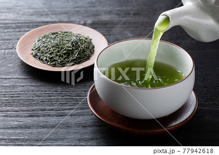 緑茶を注ぐ 77942618