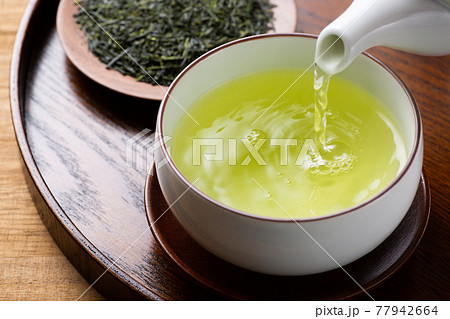 お茶を注ぐ 77942664