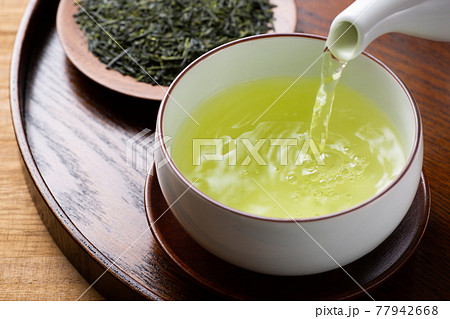 お茶を注ぐ お茶を注ぐ 77942668