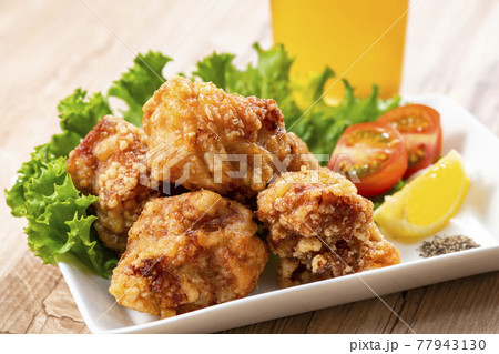 唐揚げとビール 鶏の唐揚げ 唐揚げとビール 鶏の唐揚げ 77943130