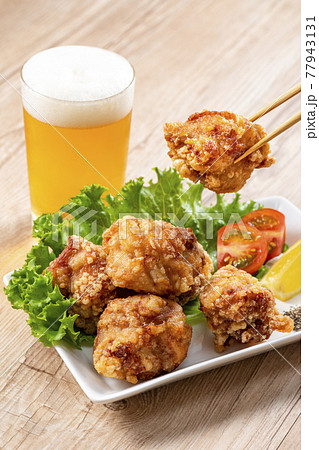 唐揚げとビール 鶏の唐揚げ 唐揚げとビール 鶏の唐揚げ 77943131