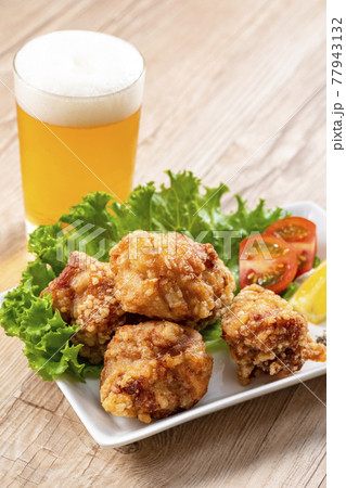 唐揚げとビール 鶏の唐揚げ 唐揚げとビール 鶏の唐揚げ 77943132