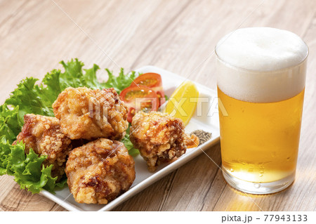唐揚げとビール　鶏の唐揚げ 77943133