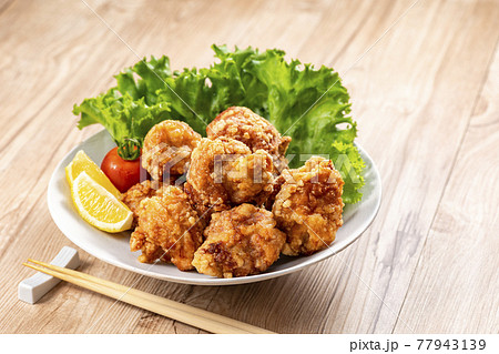 から揚げ　鶏の唐揚げ 77943139
