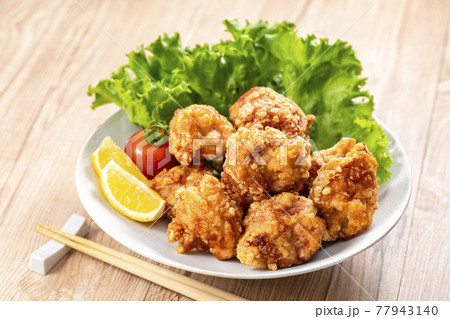 から揚げ　鶏の唐揚げ 77943140