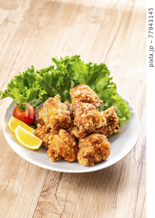 から揚げ　鶏の唐揚げ 77943145