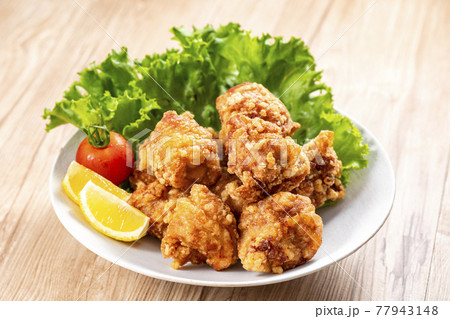 から揚げ　鶏の唐揚げ 77943148