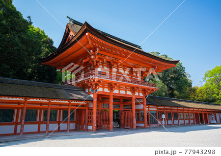 京都　下鴨神社の楼門　 77943298