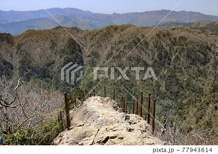日本奈良県 大台ヶ原 大蛇嵓からの絶景 大峰山遠景 日本奈良県 大台ヶ原 大蛇嵓からの絶景 大峰山遠景 77943614