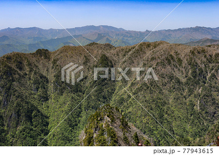 日本奈良県 大台ヶ原 大蛇嵓からの絶景 大峰山遠景 日本奈良県 大台ヶ原 大蛇嵓からの絶景 大峰山遠景 77943615