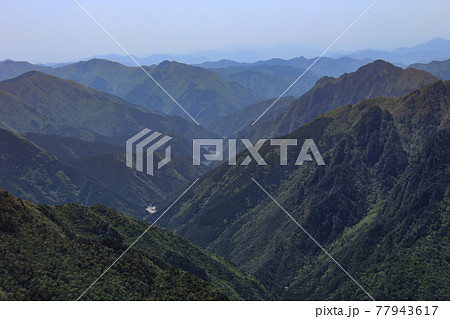 日本奈良県 大台ヶ原 大蛇嵓からの絶景 大峰山遠景 日本奈良県 大台ヶ原 大蛇嵓からの絶景 大峰山遠景 77943617