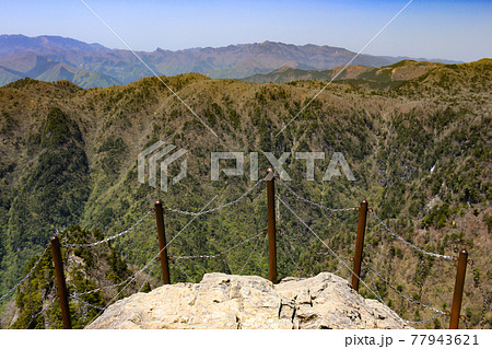 日本奈良県　大台ヶ原　大蛇嵓からの絶景　大峰山遠景 77943621