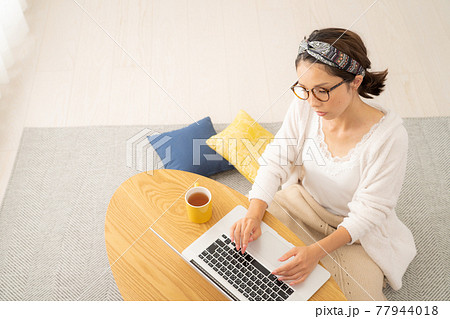 パソコンを使う若い女性 77944018