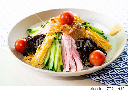 具だくさんの冷やし中華 77944915