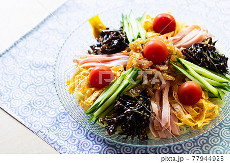 具だくさんの冷やし中華 77944923