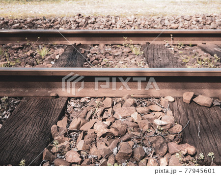鉄道のレールと枕木 77945601