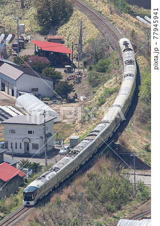 【縦構図】JR函館本線七飯ー大沼間（藤城線）を走る「四季島」北海道七飯町にて 77945941