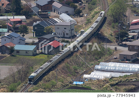 JR函館本線七飯ー大沼間(藤城線)を走る「四季島」北海道七飯町にて JR函館本線七飯ー大沼間(藤城線)を走る「四季島」北海道七飯町にて 77945943