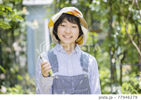 子供ガーデニングイメージ　剪定ばさみを持つ子供 77946279