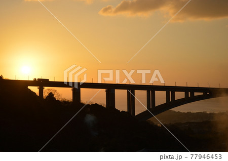 朝日バックのシルエット　 77946453