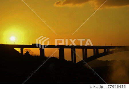 朝日バックのシルエット 朝日バックのシルエット 77946456