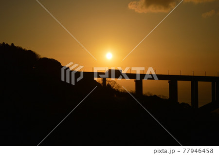 朝日バックのシルエット　 77946458