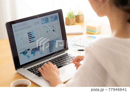 オンラインで仕事をする若い女性 77946641