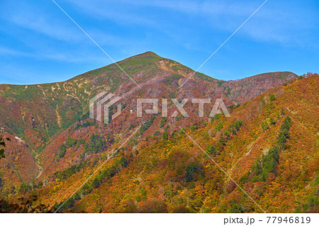 群馬県みなかみ町の秋の一ノ倉沢から北東側(笠ヶ岳など)を見る 77946819
