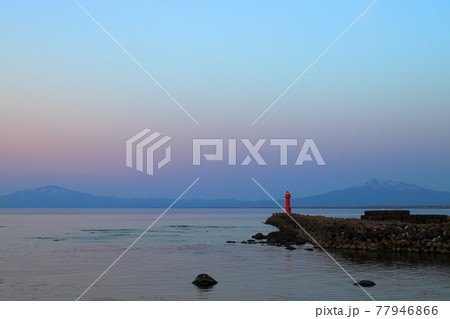 北海道網走市鱒浦漁港の風景 赤い灯台とオホーツク海の夕景 北海道網走市鱒浦漁港の風景 赤い灯台とオホーツク海の夕景 77946866