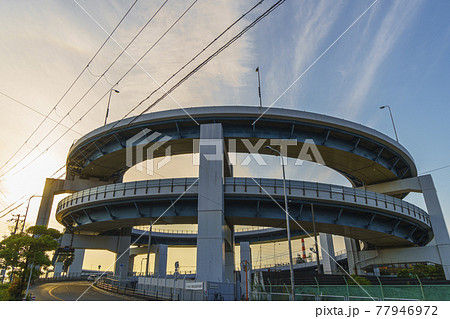大阪市西成区側から見る千本松大橋(めがね橋)の夕景 大阪市西成区側から見る千本松大橋(めがね橋)の夕景 77946972