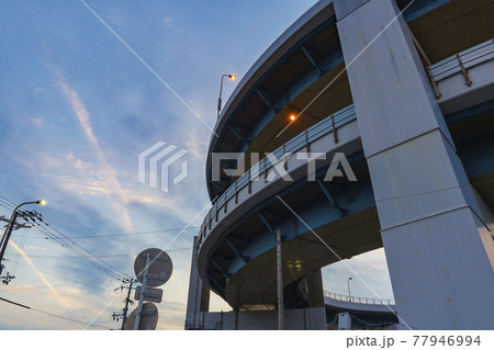 大阪市西成区側から見る千本松大橋(めがね橋)の夕景 大阪市西成区側から見る千本松大橋(めがね橋)の夕景 77946994