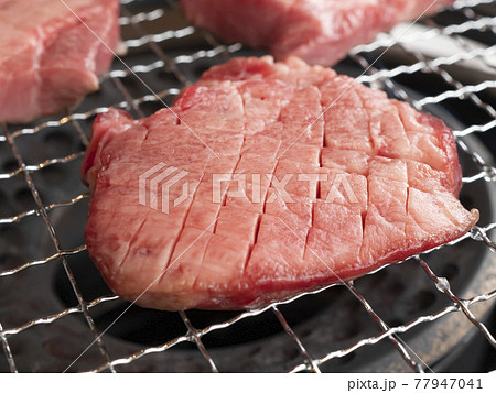 ロースターで焼くジューシーな高級焼肉黒毛和牛【厚切り牛タン】 ロースターで焼くジューシーな高級焼肉黒毛和牛【厚切り牛タン】 77947041