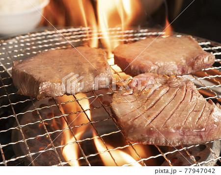 ロースターで焼くジューシーな高級焼肉黒毛和牛【厚切り牛タン】 77947042